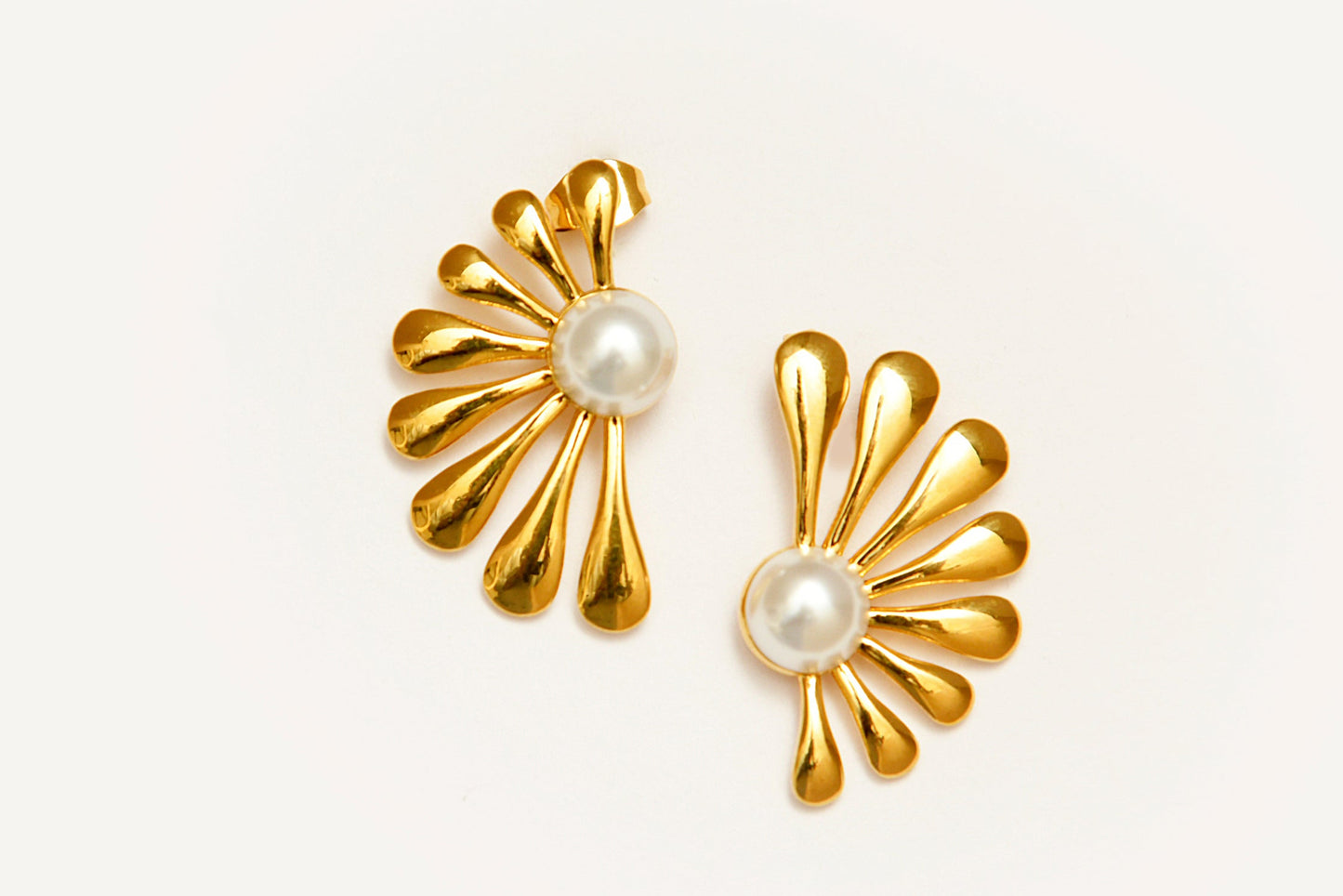 Trendy Pearl Flower Stud