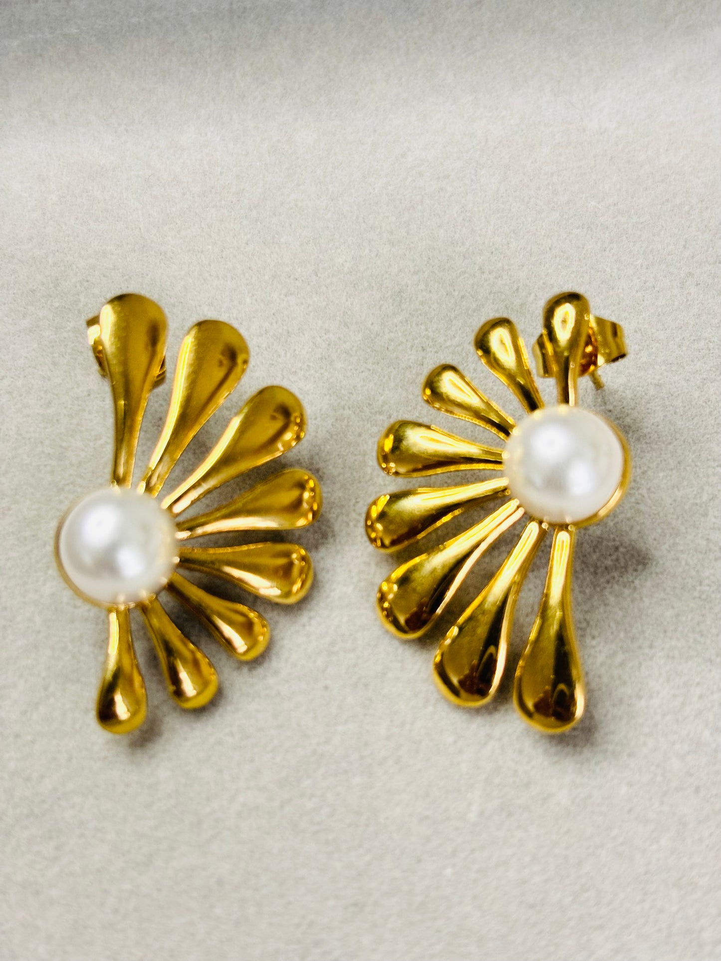 Trendy Pearl Flower Stud