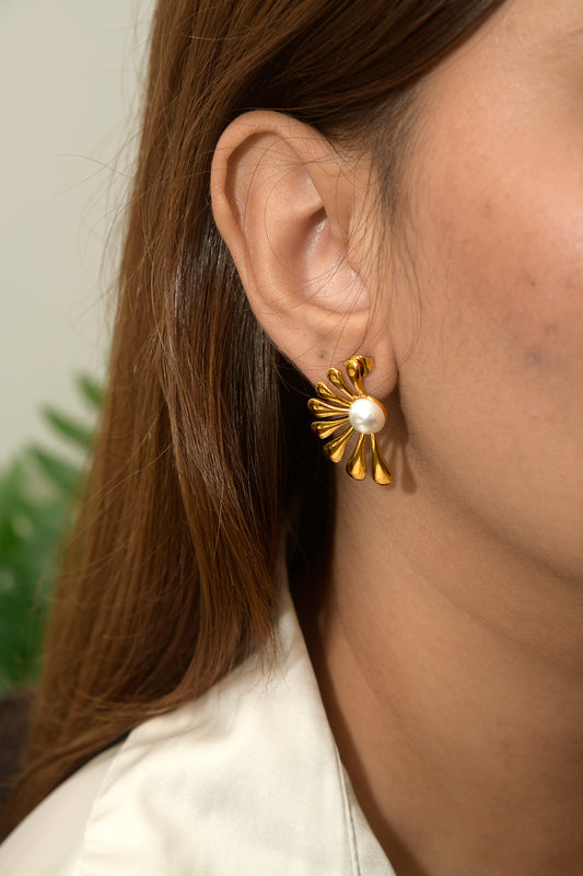 Trendy Pearl Flower Stud