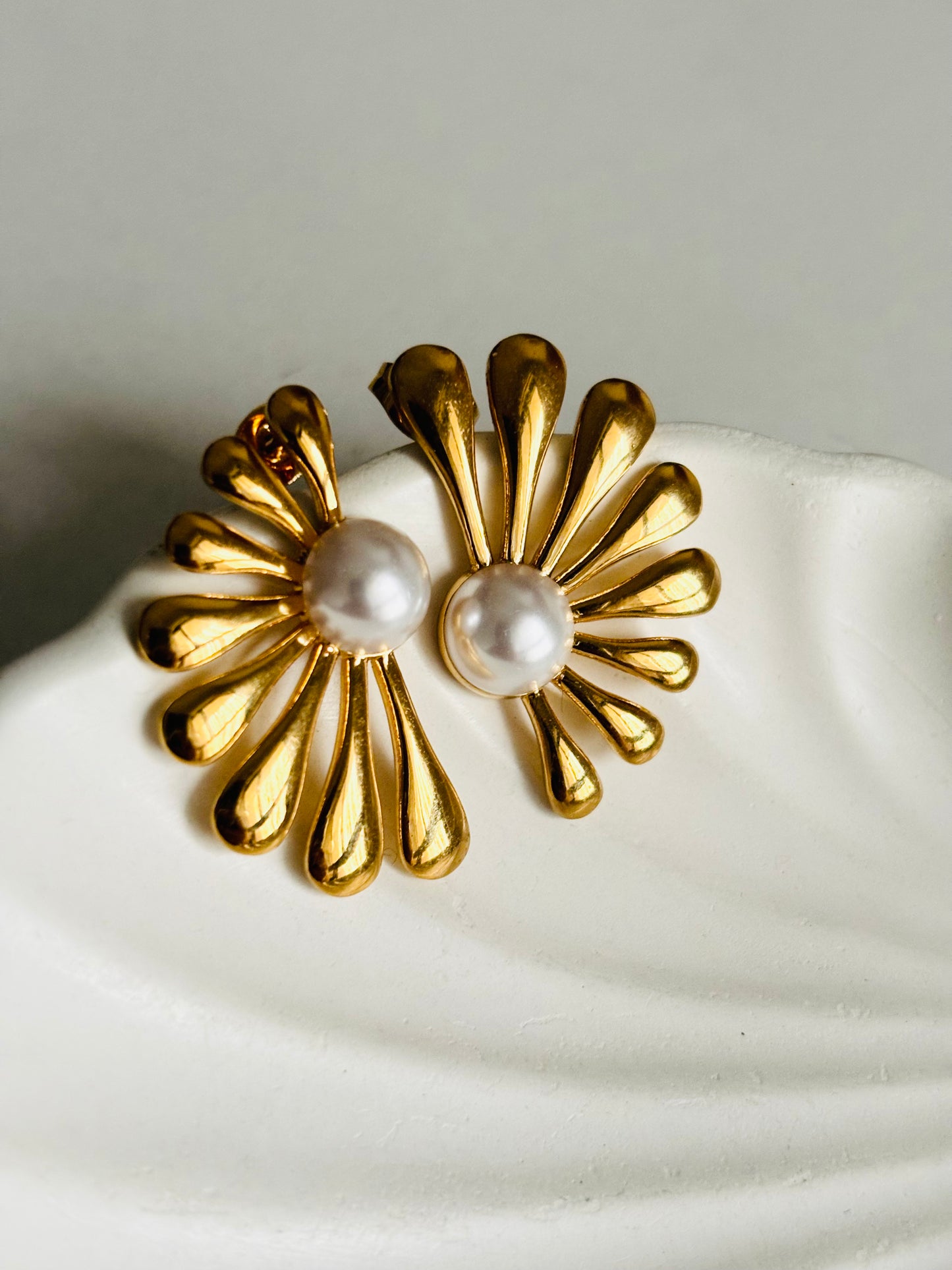 Trendy Pearl Flower Stud